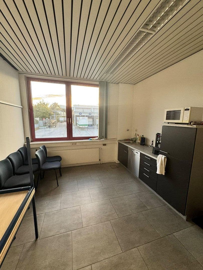 Prenájom kancelárie 125 m², Dieselstraße 18, Fellbach, Bádensko-Wurttembersko Prenájom kancelárie 125 m², Dieselstraße 18, Fellbach, Bádensko-Wurttembersko