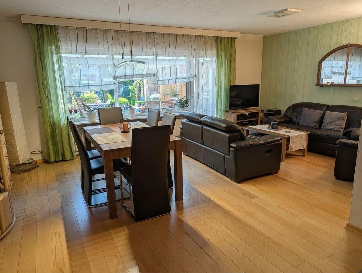 Predaj domu 145 m², pozemok 224 m², Urmitz, Porýnie-Falcko Predaj domu 145 m², pozemok 224 m², Urmitz, Porýnie-Falcko
