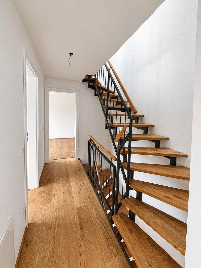 Prenájom domu 131 m², pozemok 200 m², Am Wiesrain 16 A, München, Bavorsko Prenájom domu 131 m², pozemok 200 m², Am Wiesrain 16 A, München, Bavorsko