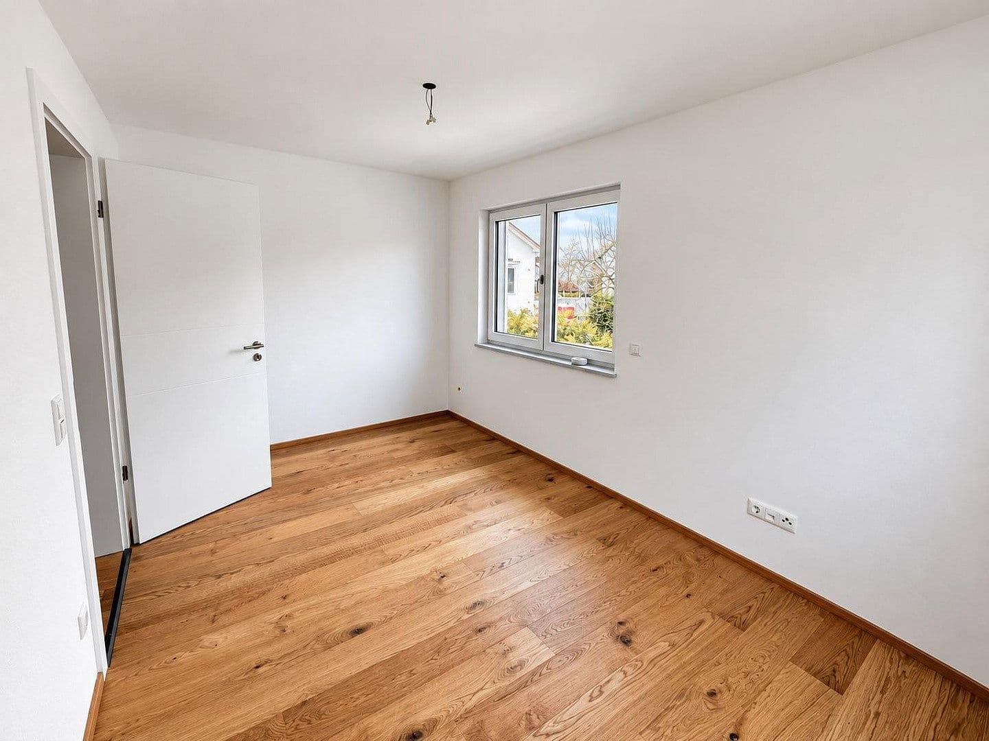 Prenájom domu 131 m², pozemok 200 m², Am Wiesrain 16 A, München, Bavorsko Prenájom domu 131 m², pozemok 200 m², Am Wiesrain 16 A, München, Bavorsko