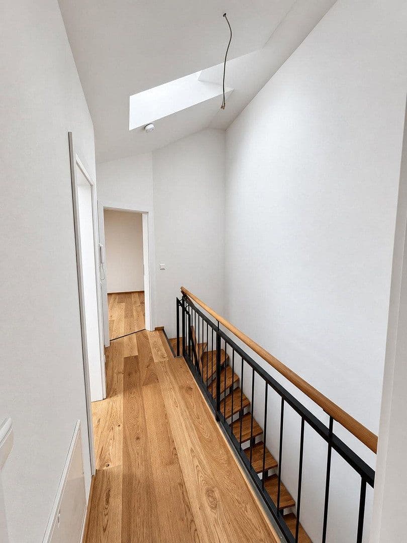 Prenájom domu 131 m², pozemok 200 m², Am Wiesrain 16 A, München, Bavorsko Prenájom domu 131 m², pozemok 200 m², Am Wiesrain 16 A, München, Bavorsko