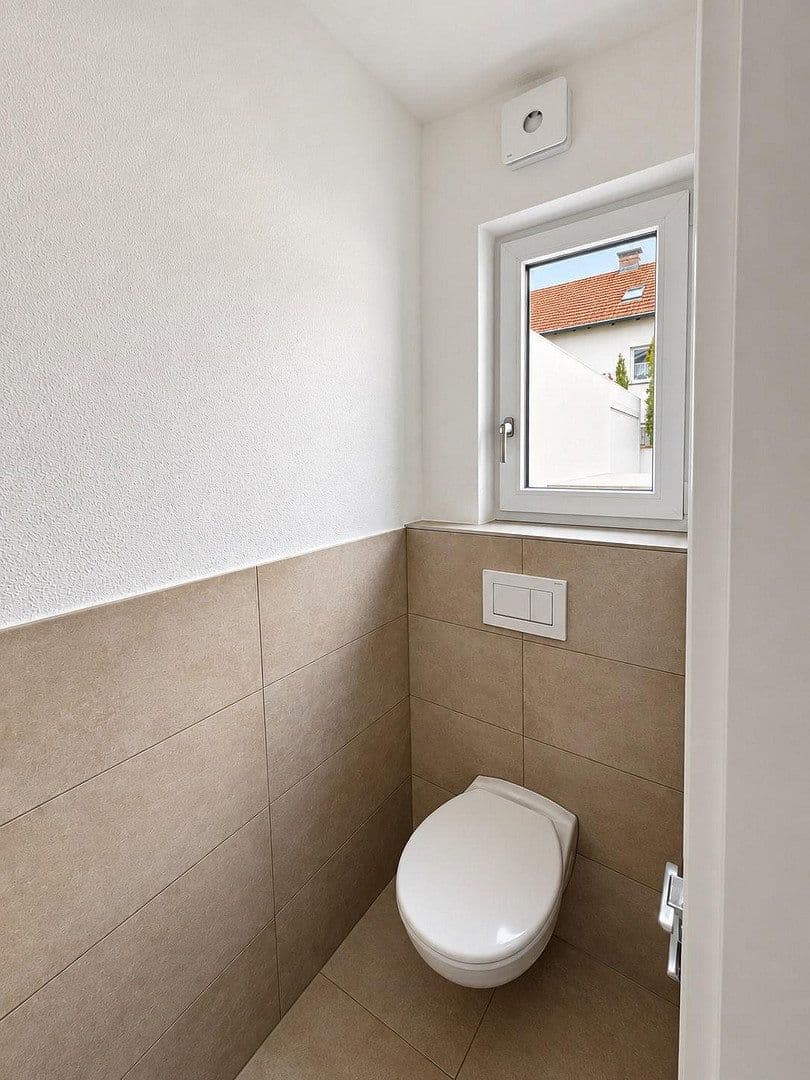 Prenájom domu 131 m², pozemok 200 m², Am Wiesrain 16 A, München, Bavorsko Prenájom domu 131 m², pozemok 200 m², Am Wiesrain 16 A, München, Bavorsko
