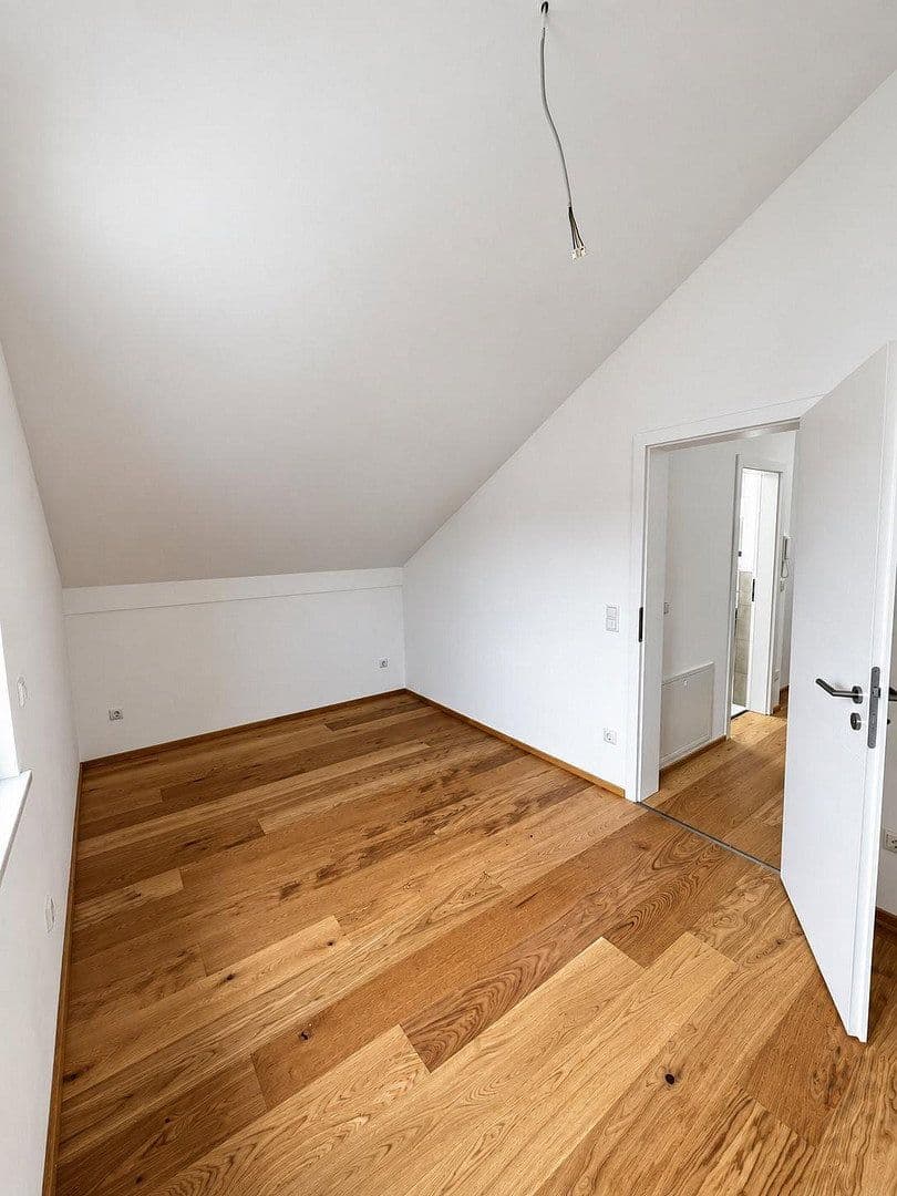 Prenájom domu 131 m², pozemok 200 m², Am Wiesrain 16 A, München, Bavorsko Prenájom domu 131 m², pozemok 200 m², Am Wiesrain 16 A, München, Bavorsko