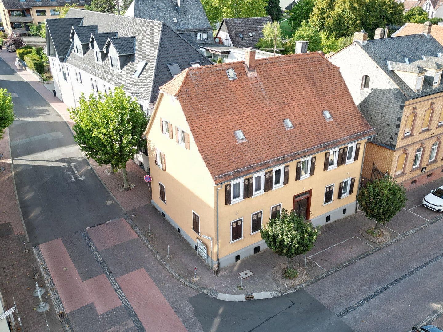 Predaj domu 260 m², pozemok 160 m², Hugenottenstr. 94, Friedrichsdorf, Hesensko Predaj domu 260 m², pozemok 160 m², Hugenottenstr. 94, Friedrichsdorf, Hesensko