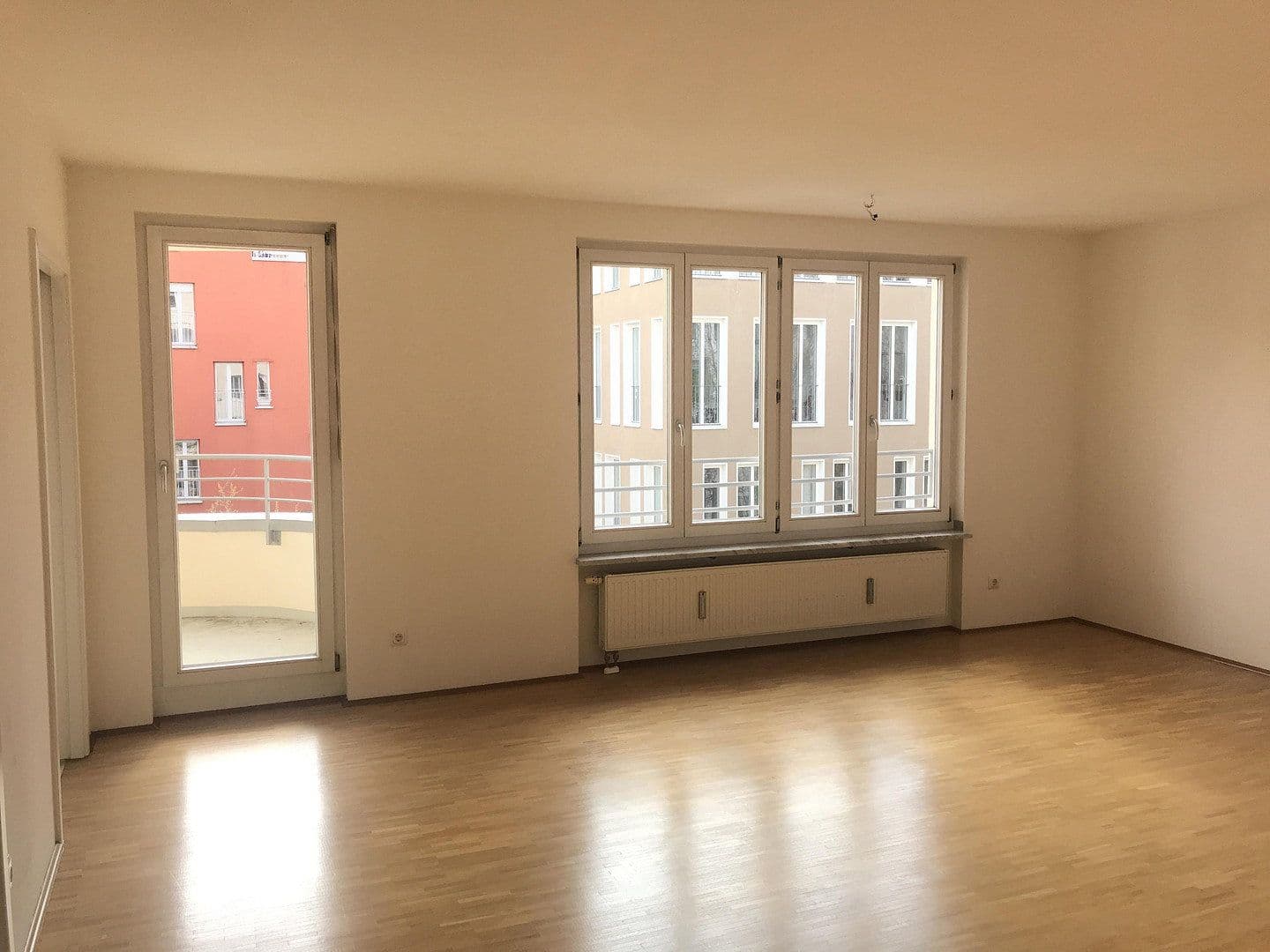 Prenájom bytu 2-izbový 65 m², München, Bavorsko Prenájom bytu 2-izbový 65 m², München, Bavorsko