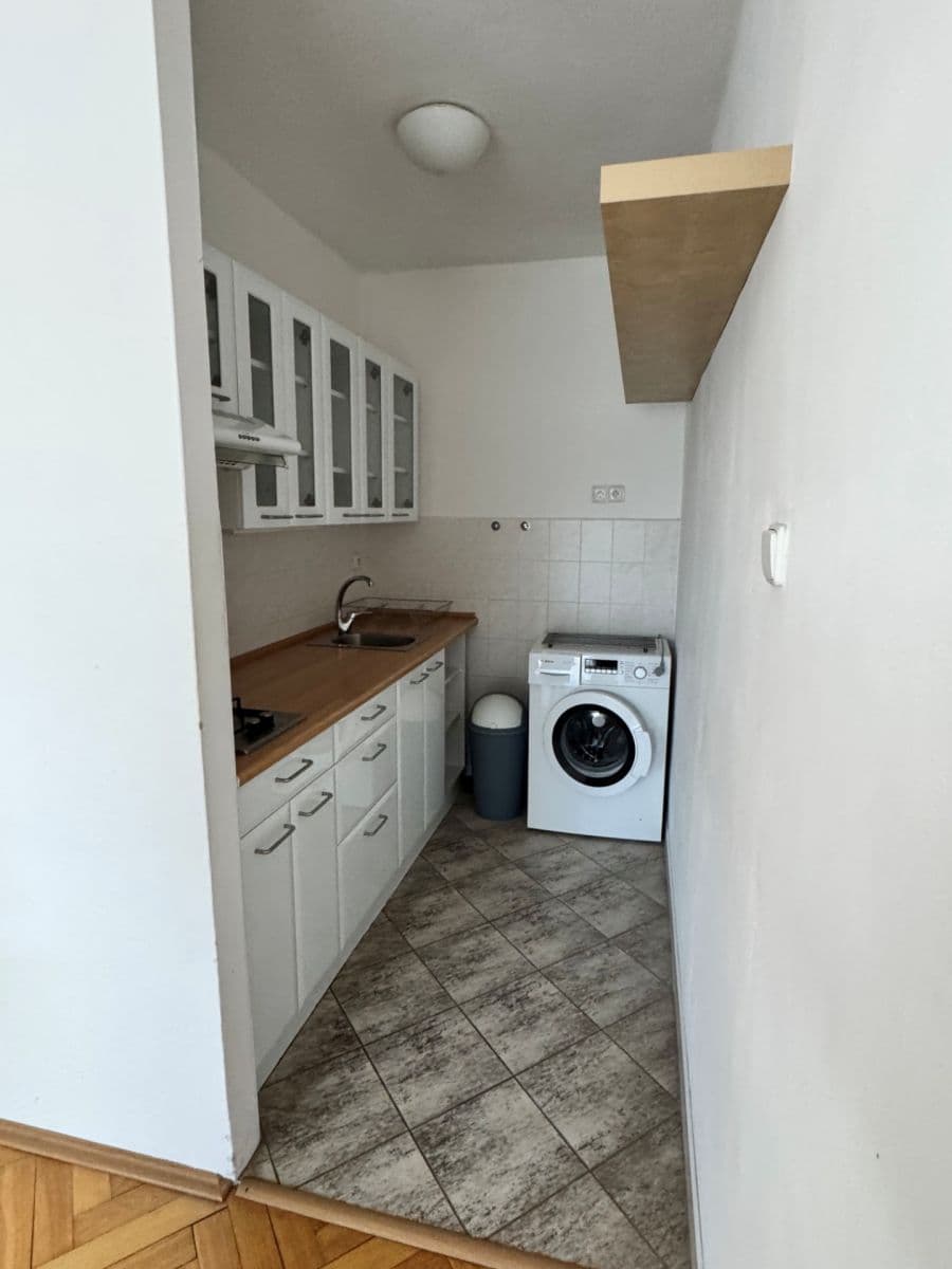 Prenájom bytu 2-izbový 43 m², Evropská, Praha, Praha Prenájom bytu 2-izbový 43 m², Evropská, Praha, Praha