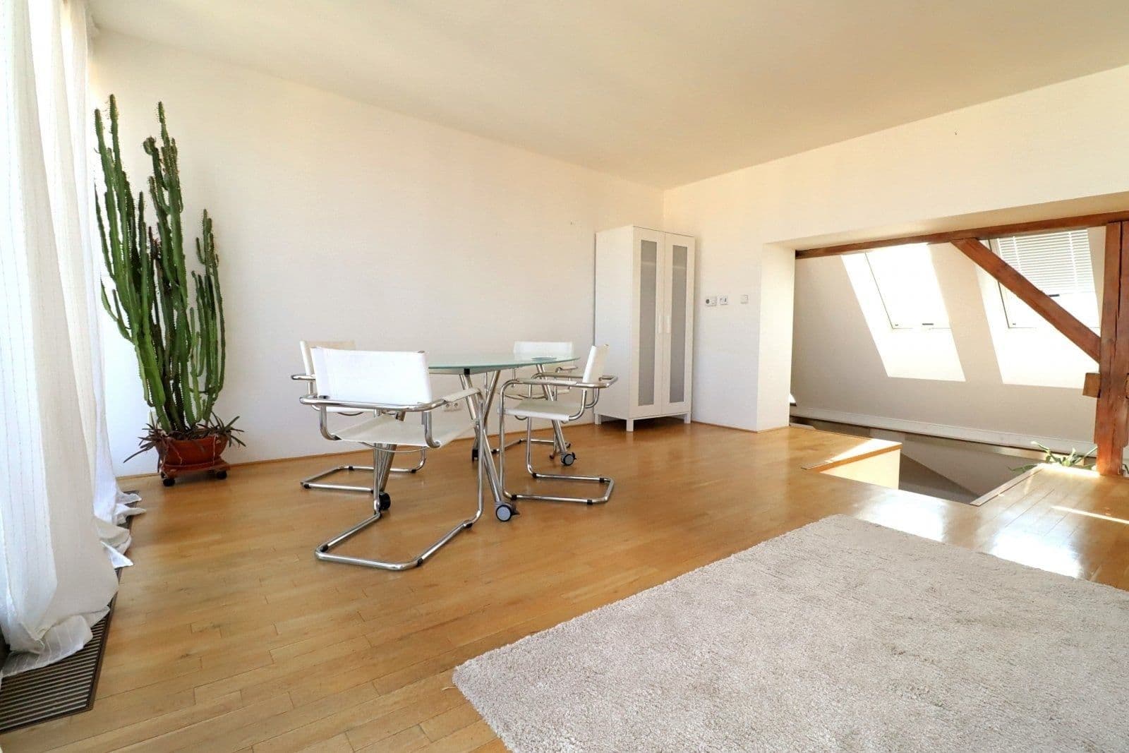 Prenájom bytu 2-izbový 70 m², U garáží, Praha, Praha Prenájom bytu 2-izbový 70 m², U garáží, Praha, Praha