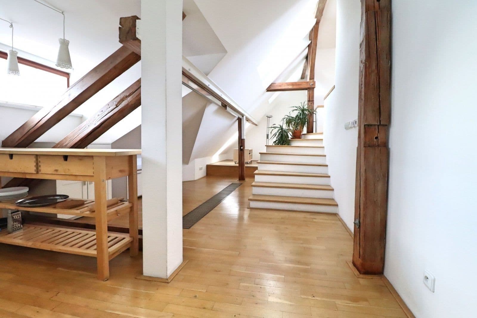 Prenájom bytu 2-izbový 70 m², U garáží, Praha, Praha Prenájom bytu 2-izbový 70 m², U garáží, Praha, Praha