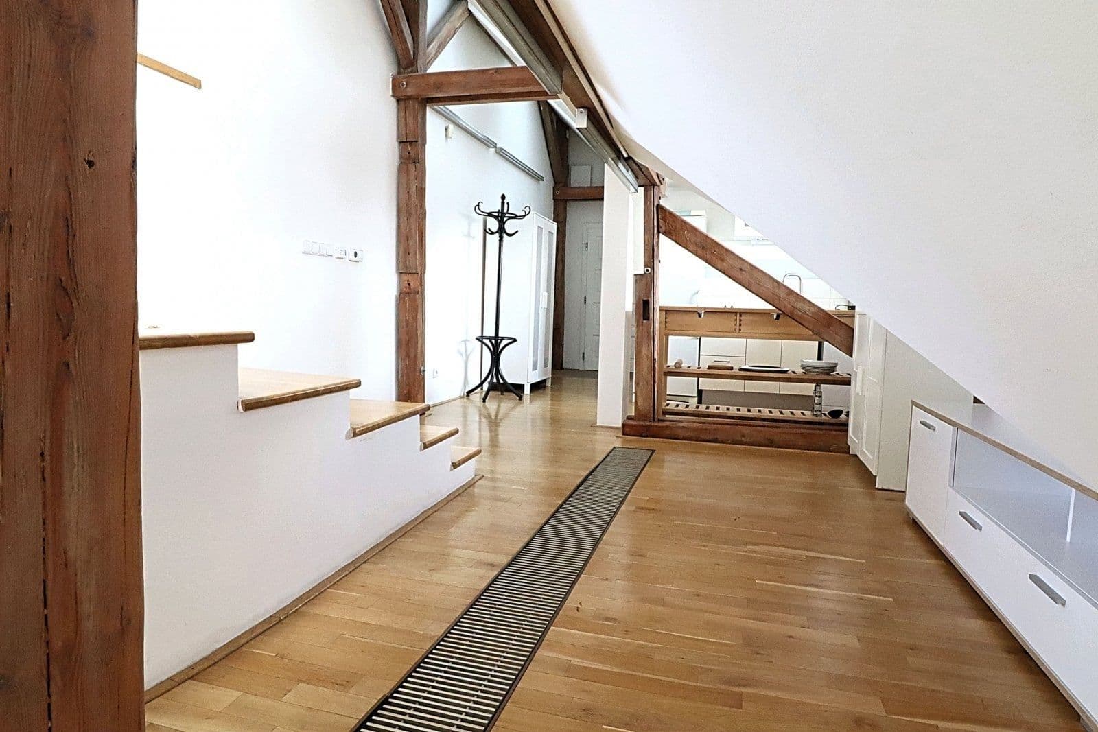 Prenájom bytu 2-izbový 70 m², U garáží, Praha, Praha Prenájom bytu 2-izbový 70 m², U garáží, Praha, Praha