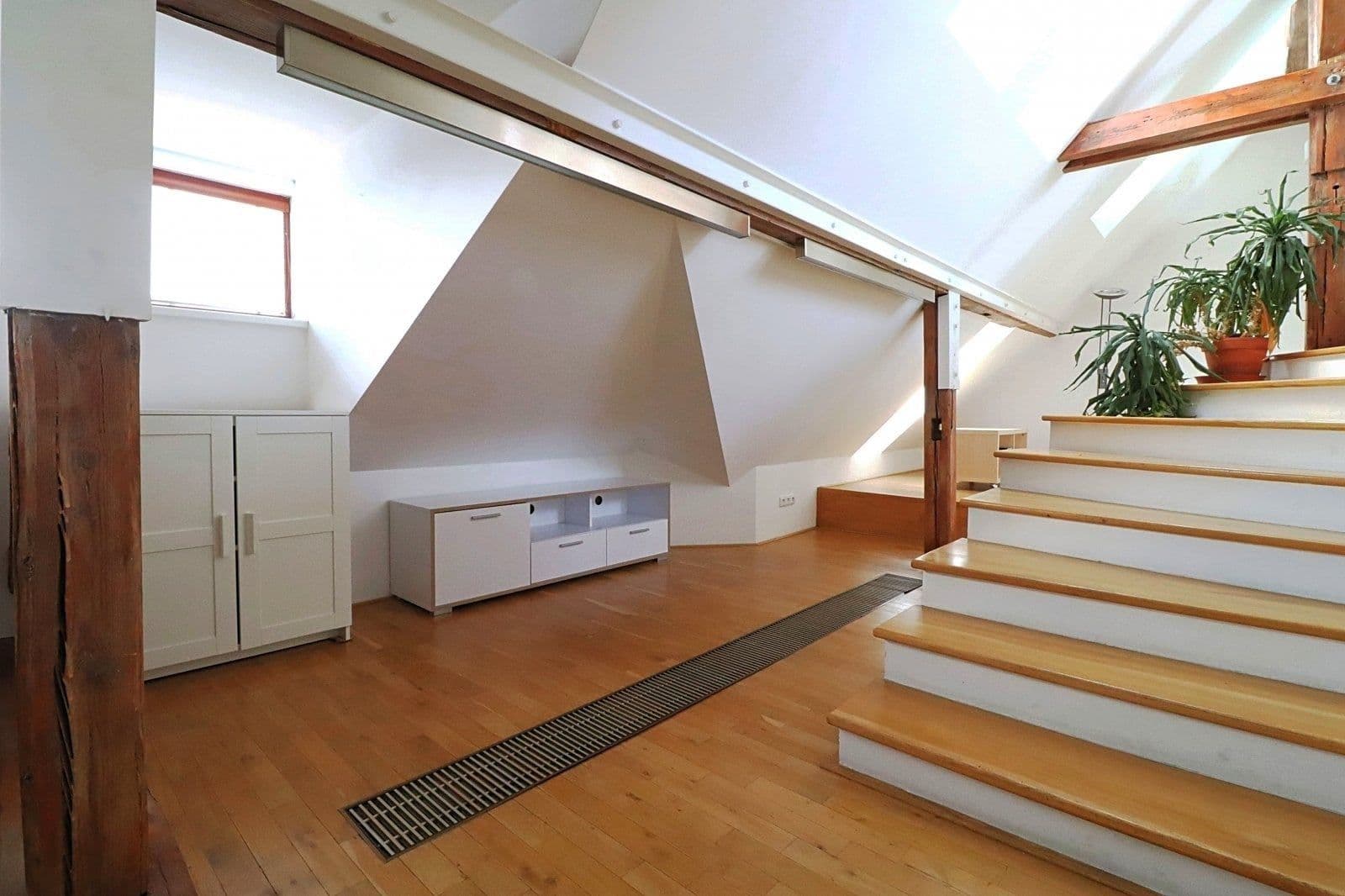 Prenájom bytu 2-izbový 70 m², U garáží, Praha, Praha Prenájom bytu 2-izbový 70 m², U garáží, Praha, Praha