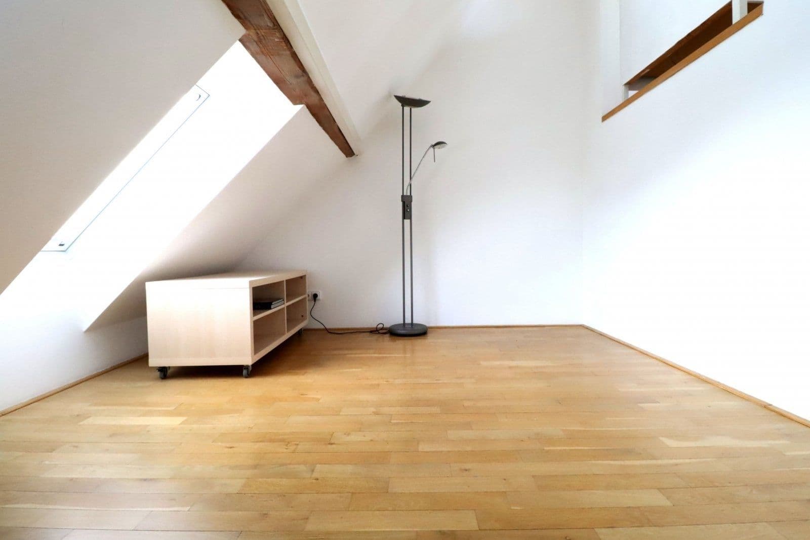 Prenájom bytu 2-izbový 70 m², U garáží, Praha, Praha Prenájom bytu 2-izbový 70 m², U garáží, Praha, Praha