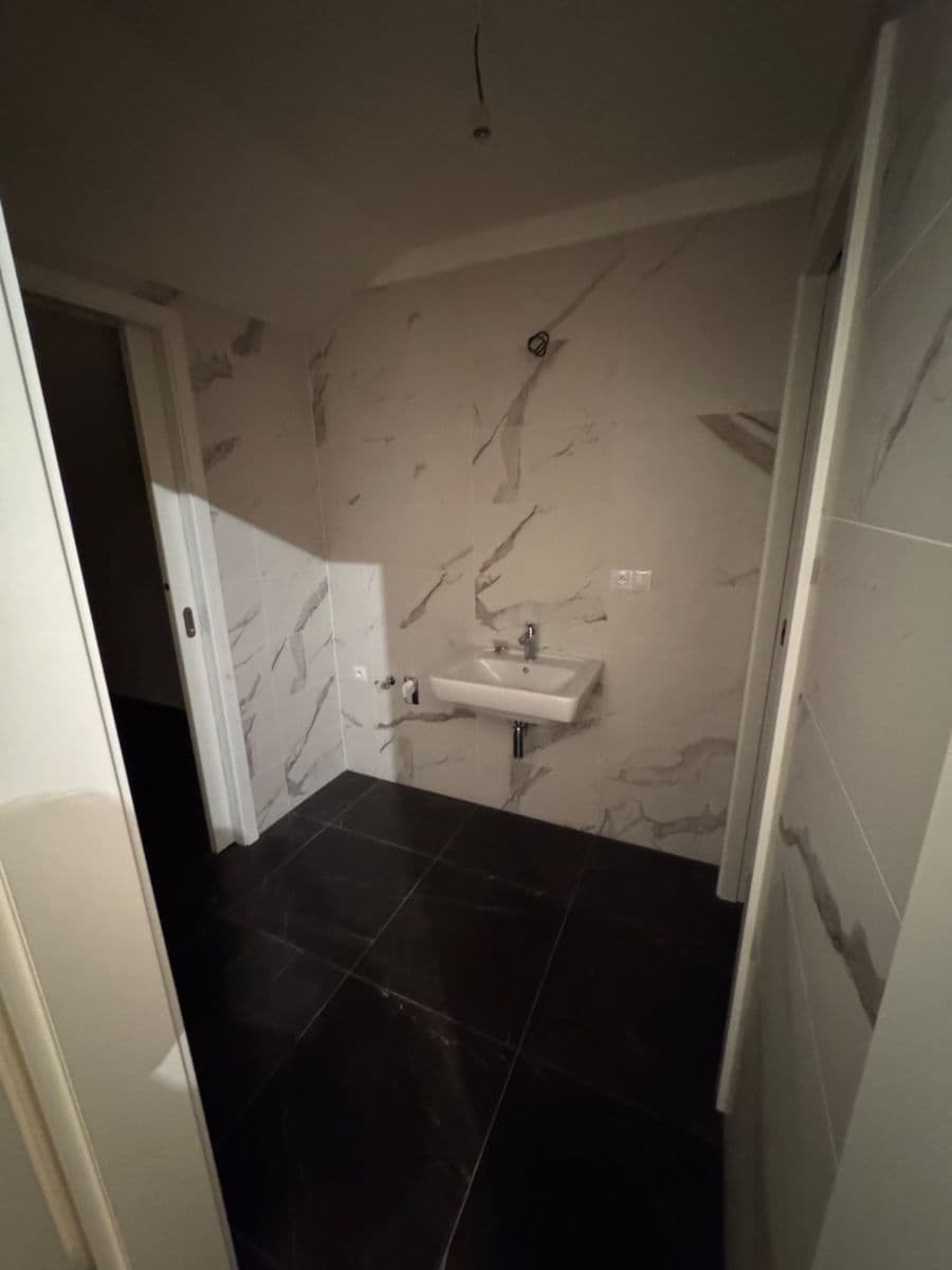 Prenájom bytu 2-izbový 85 m², Tyršova, Praha, Praha Prenájom bytu 2-izbový 85 m², Tyršova, Praha, Praha