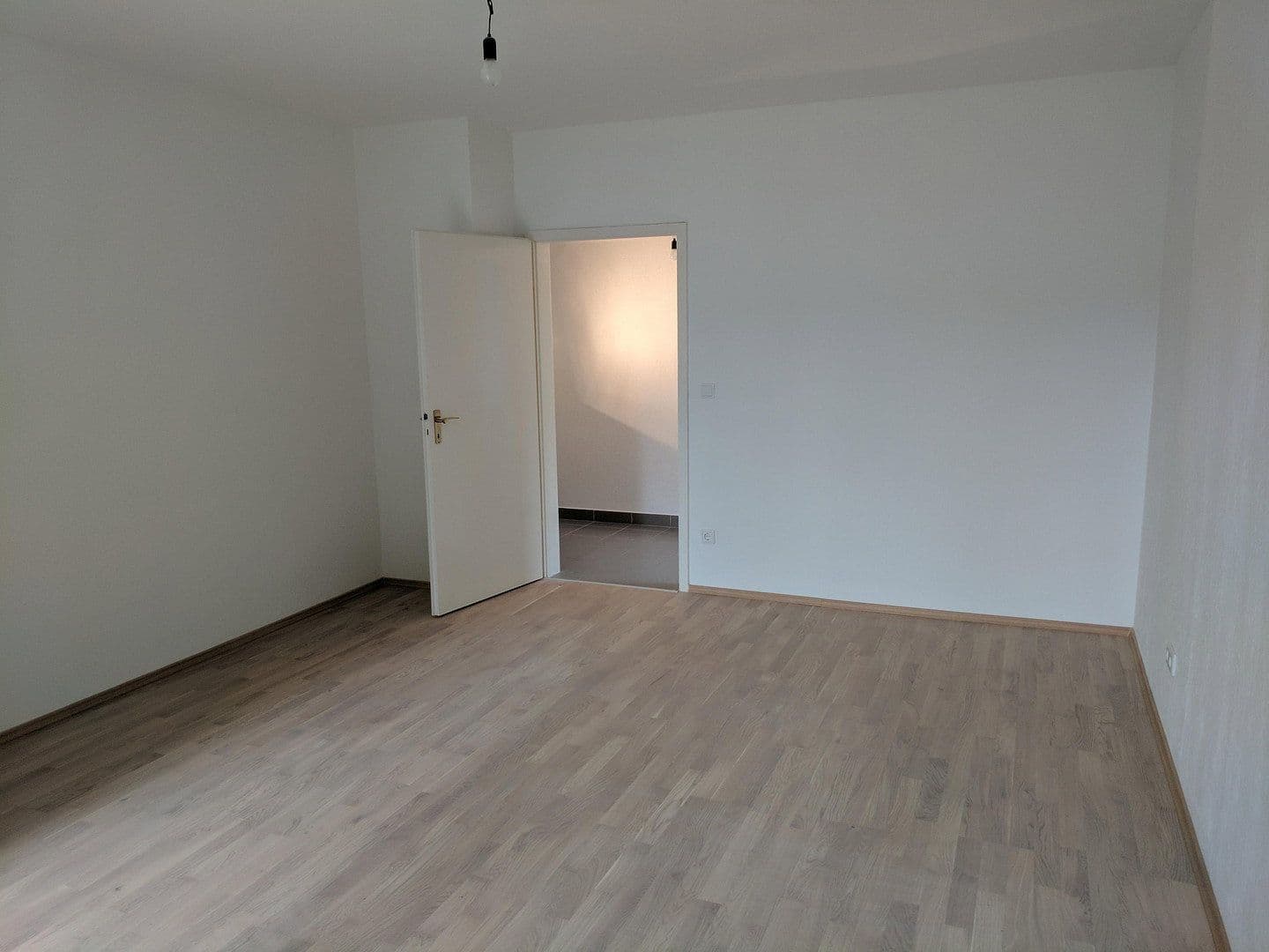 Prenájom bytu 4-izbový 127 m², Offenbach, Hesensko Prenájom bytu 4-izbový 127 m², Offenbach, Hesensko