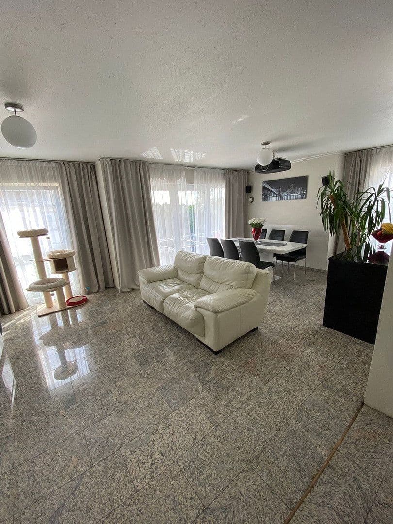 Prenájom bytu 5-izbový 130 m², Kitzengasse 24, Leinburg, Bavorsko Prenájom bytu 5-izbový 130 m², Kitzengasse 24, Leinburg, Bavorsko