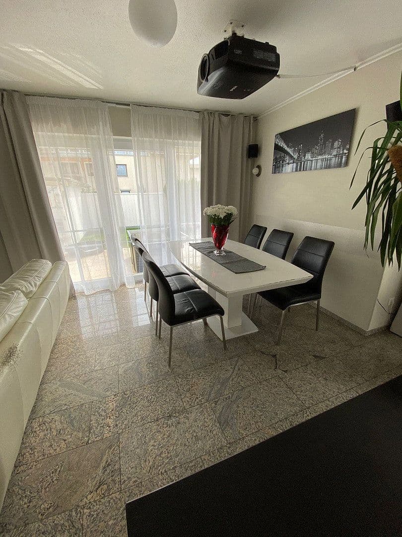 Prenájom bytu 5-izbový 130 m², Kitzengasse 24, Leinburg, Bavorsko Prenájom bytu 5-izbový 130 m², Kitzengasse 24, Leinburg, Bavorsko