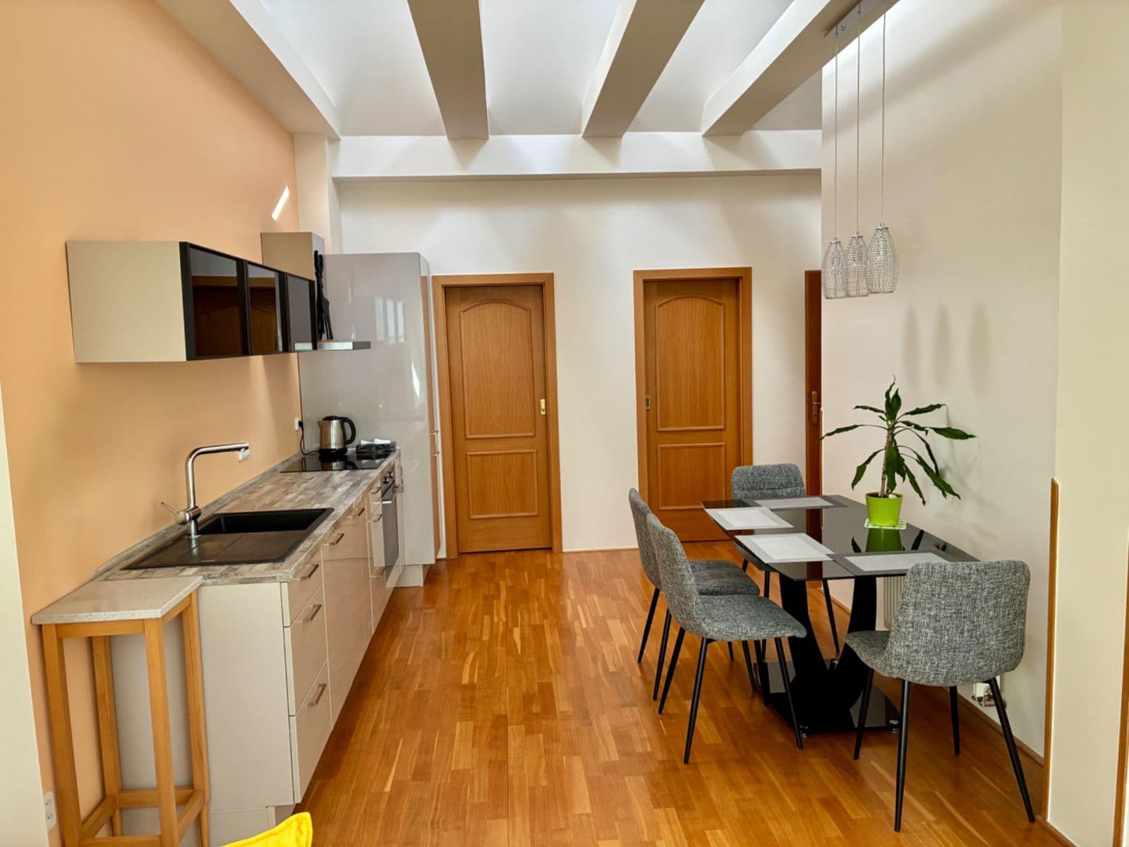 Prenájom bytu 3-izbový 100 m², Českomalínská, Praha, Praha Prenájom bytu 3-izbový 100 m², Českomalínská, Praha, Praha