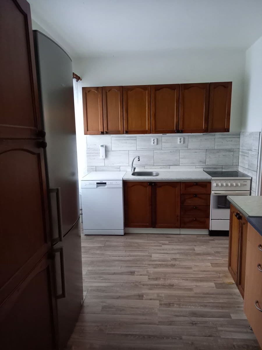 Prenájom bytu 4-izbový 85 m², Krhanice, Středočeský kraj Prenájom bytu 4-izbový 85 m², Krhanice, Středočeský kraj