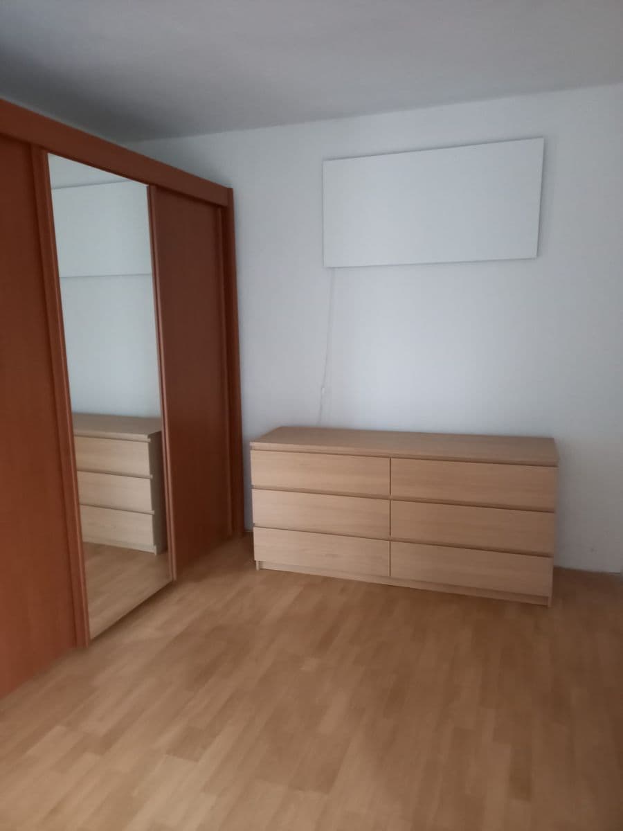 Prenájom bytu 4-izbový 85 m², Krhanice, Středočeský kraj Prenájom bytu 4-izbový 85 m², Krhanice, Středočeský kraj