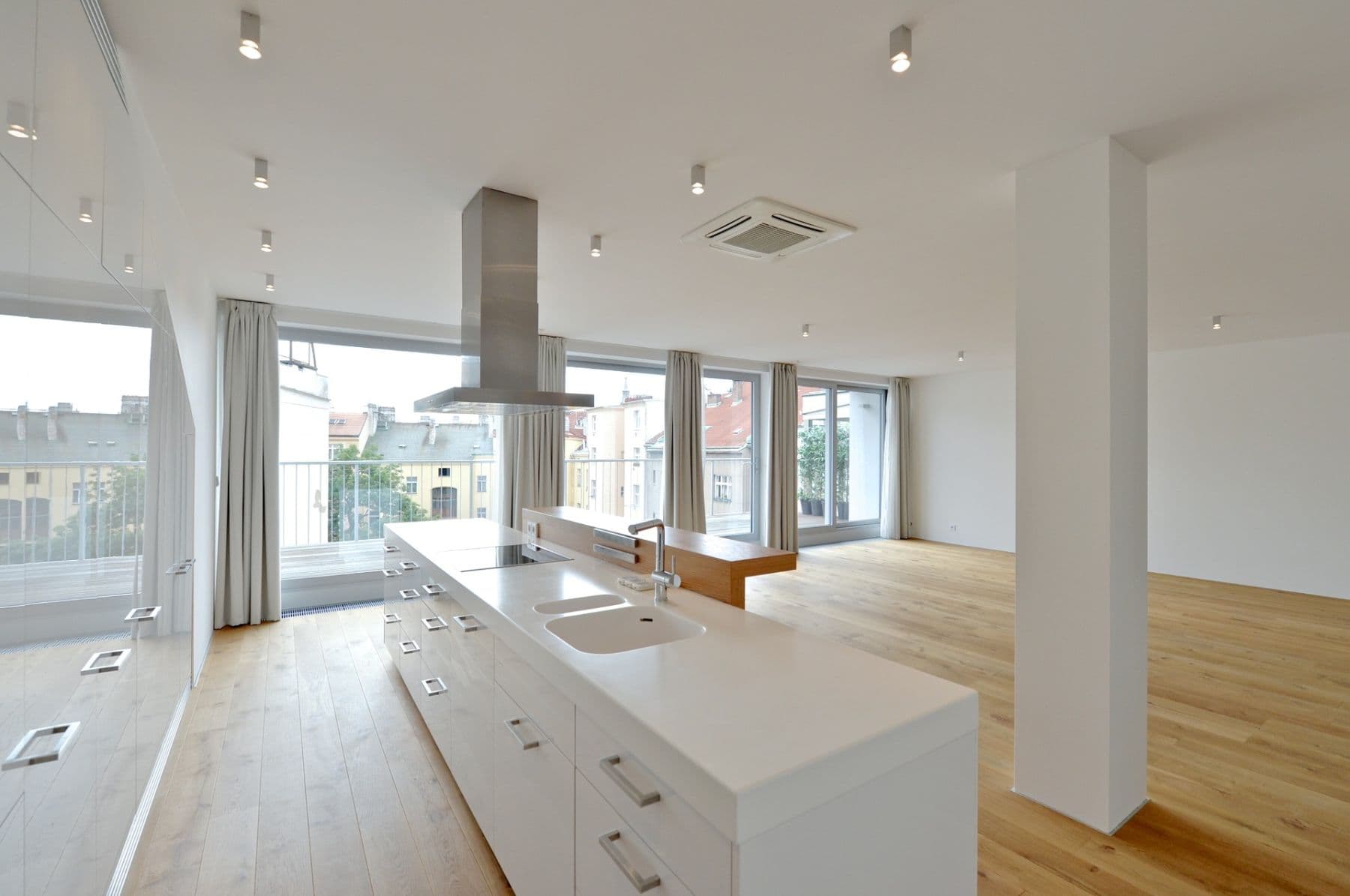 Prenájom bytu 4-izbový 203 m², Laubova, Praha, Praha Prenájom bytu 4-izbový 203 m², Laubova, Praha, Praha