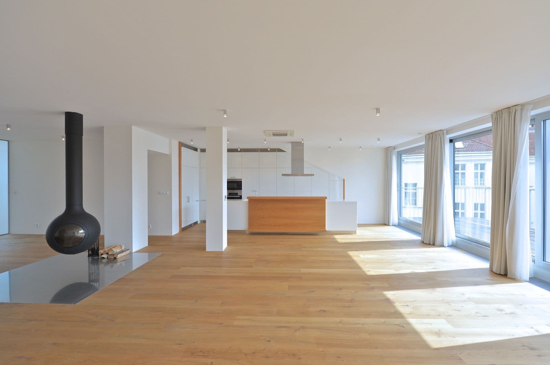 Prenájom bytu 4-izbový 203 m², Laubova, Praha, Praha Prenájom bytu 4-izbový 203 m², Laubova, Praha, Praha