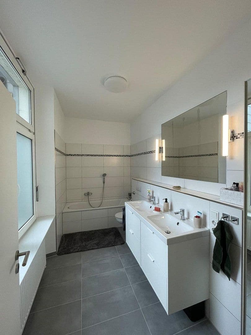 Prenájom bytu 5-izbový 127 m², Wuppertal, Severné Porýnie - Westfálsko Prenájom bytu 5-izbový 127 m², Wuppertal, Severné Porýnie - Westfálsko