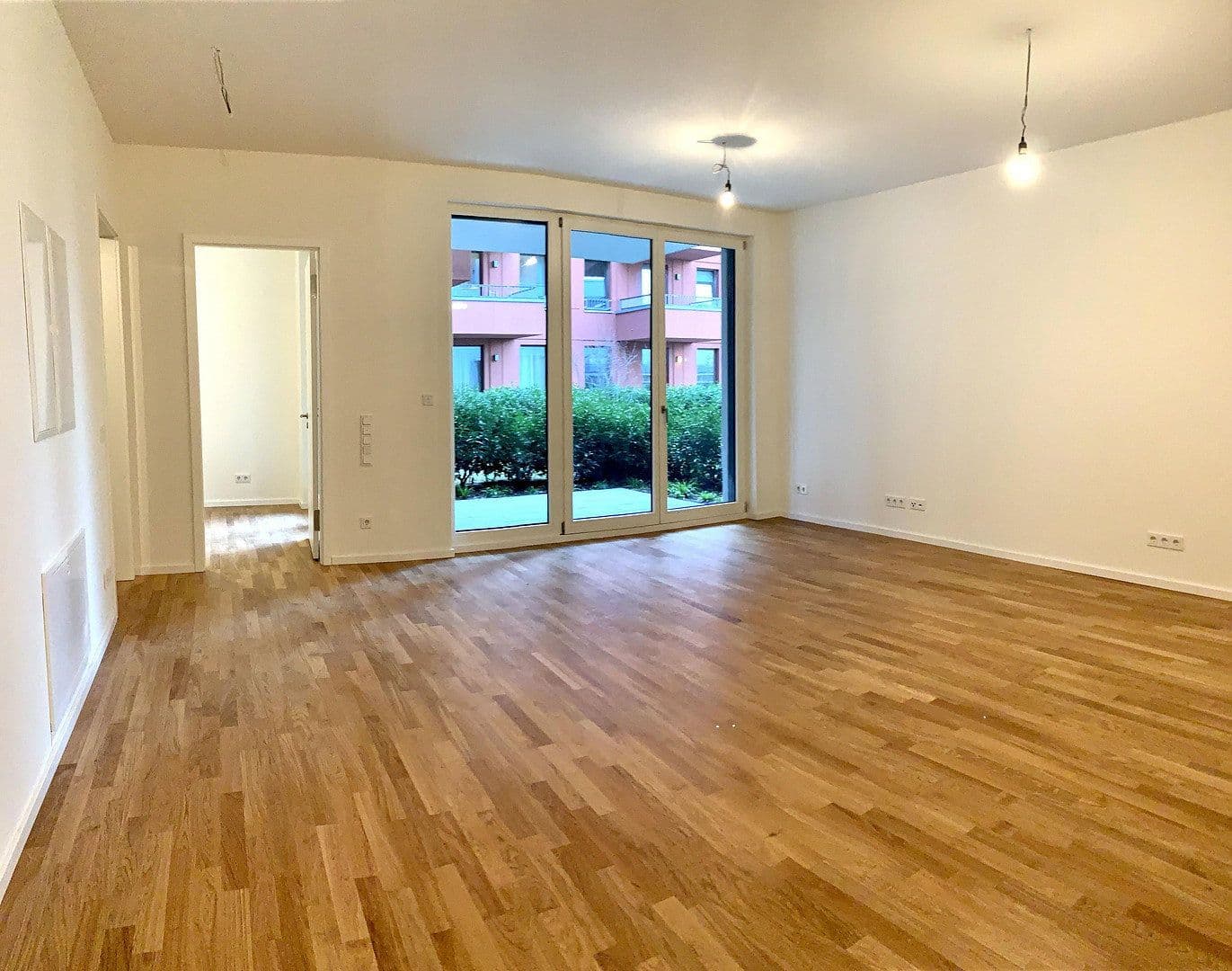 Prenájom bytu 2-izbový 55 m², Genthinerstr. 44, Berlin, Berlín Prenájom bytu 2-izbový 55 m², Genthinerstr. 44, Berlin, Berlín