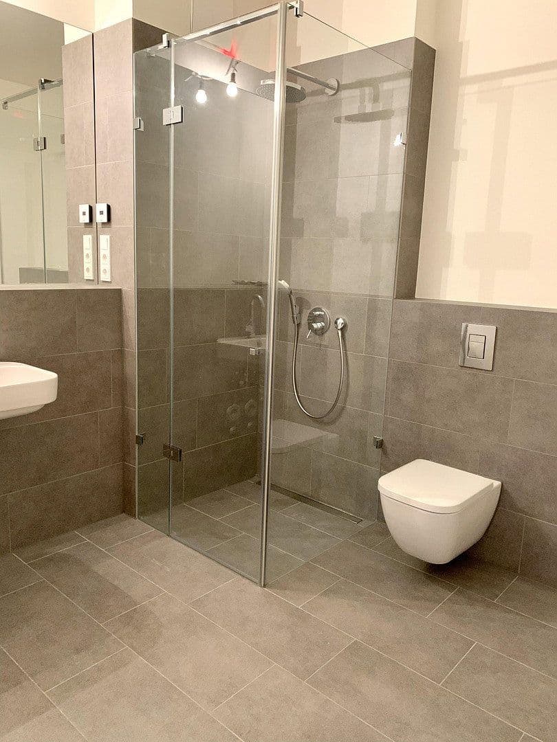 Prenájom bytu 2-izbový 55 m², Genthinerstr. 44, Berlin, Berlín Prenájom bytu 2-izbový 55 m², Genthinerstr. 44, Berlin, Berlín