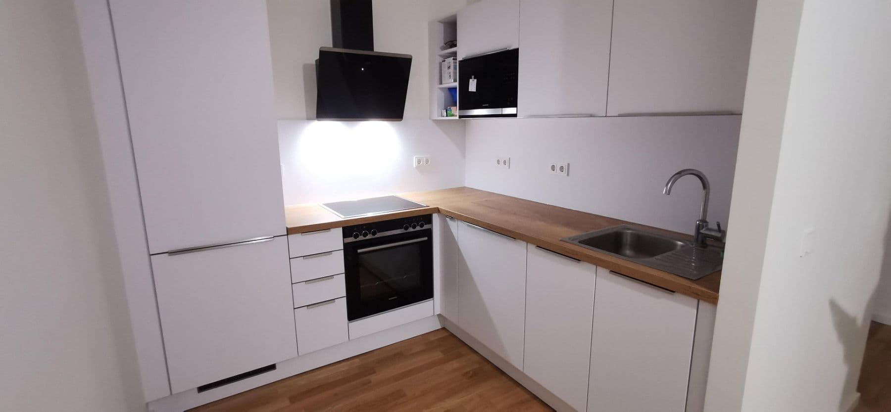 Prenájom bytu 2-izbový 55 m², Genthinerstr. 44, Berlin, Berlín Prenájom bytu 2-izbový 55 m², Genthinerstr. 44, Berlin, Berlín