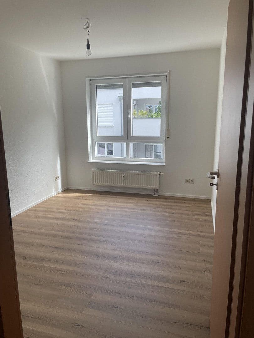 Prenájom bytu 4-izbový 84 m², Böblingen, Bádensko-Wurttembersko Prenájom bytu 4-izbový 84 m², Böblingen, Bádensko-Wurttembersko