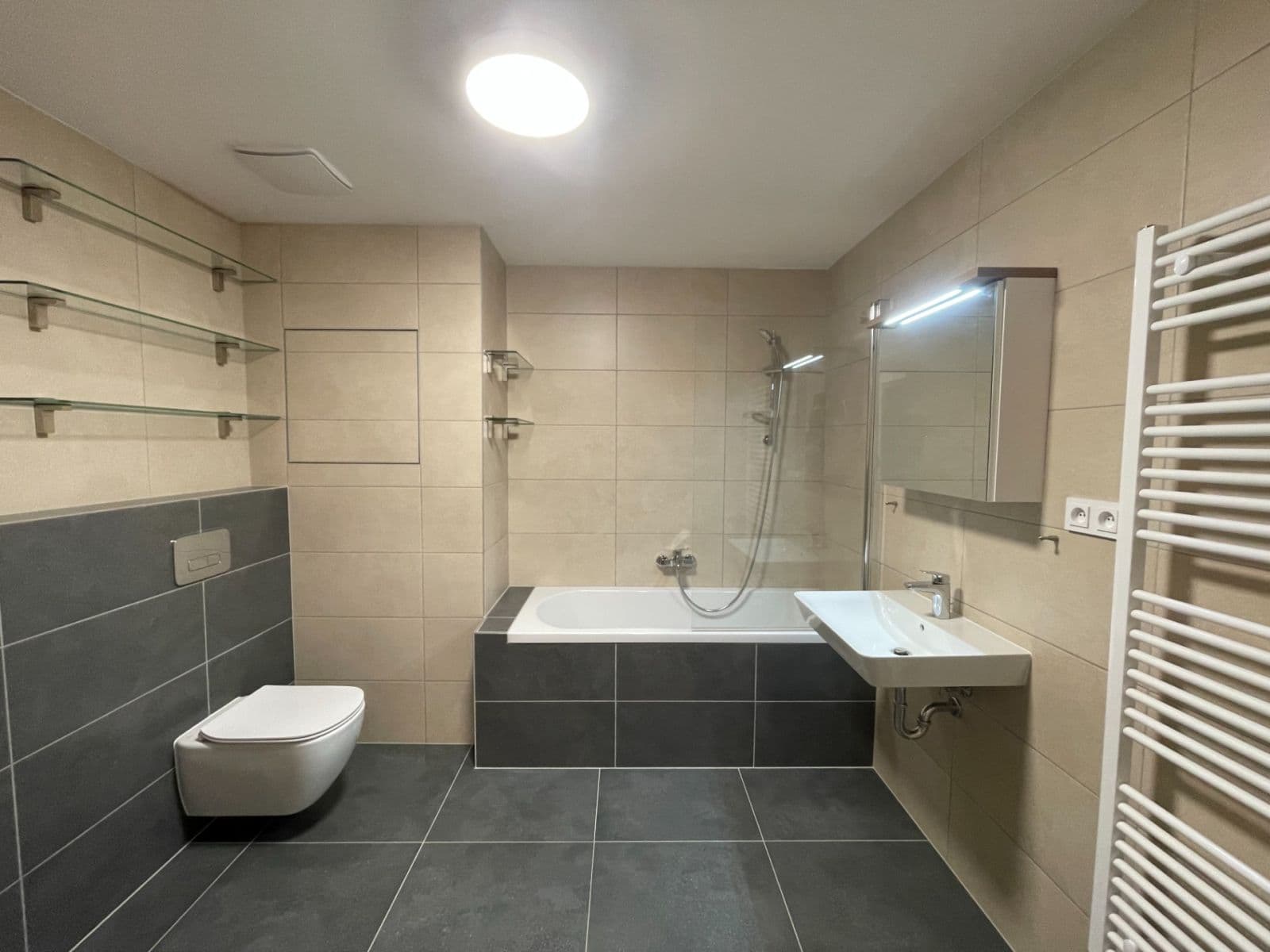 Prenájom bytu 2-izbový 59 m², U Sportovní školy, Pardubice, Pardubický kraj Prenájom bytu 2-izbový 59 m², U Sportovní školy, Pardubice, Pardubický kraj