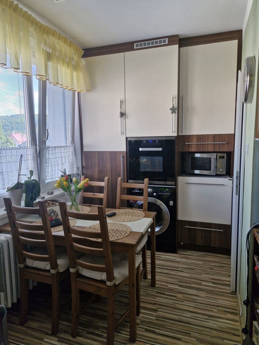 Prenájom bytu 3-izbový 64 m², Dělnická, Karlovy Vary, Karlovarský kraj Prenájom bytu 3-izbový 64 m², Dělnická, Karlovy Vary, Karlovarský kraj