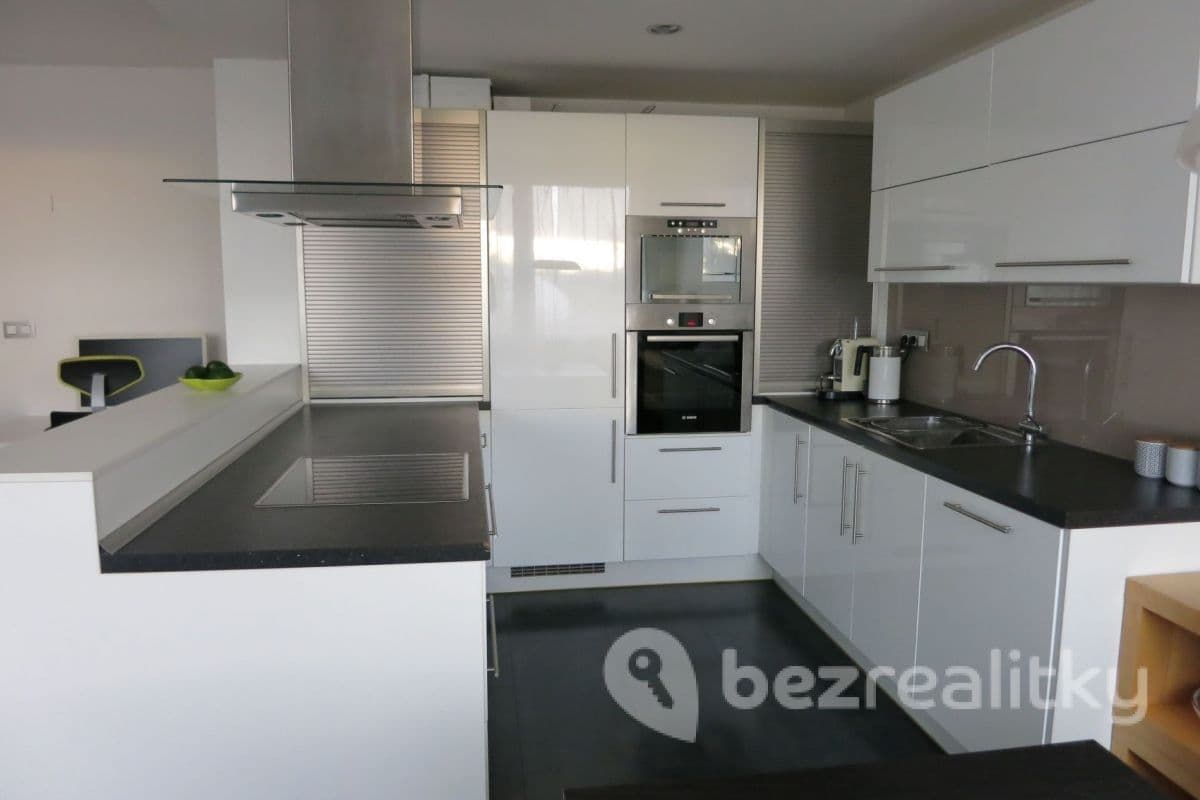 Prenájom bytu 3-izbový 74 m², Litvínovská, Praha, Praha Prenájom bytu 3-izbový 74 m², Litvínovská, Praha, Praha