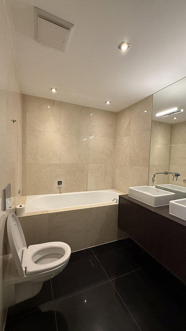 Prenájom bytu 4-izbový 129 m², Berlin, Berlín Prenájom bytu 4-izbový 129 m², Berlin, Berlín