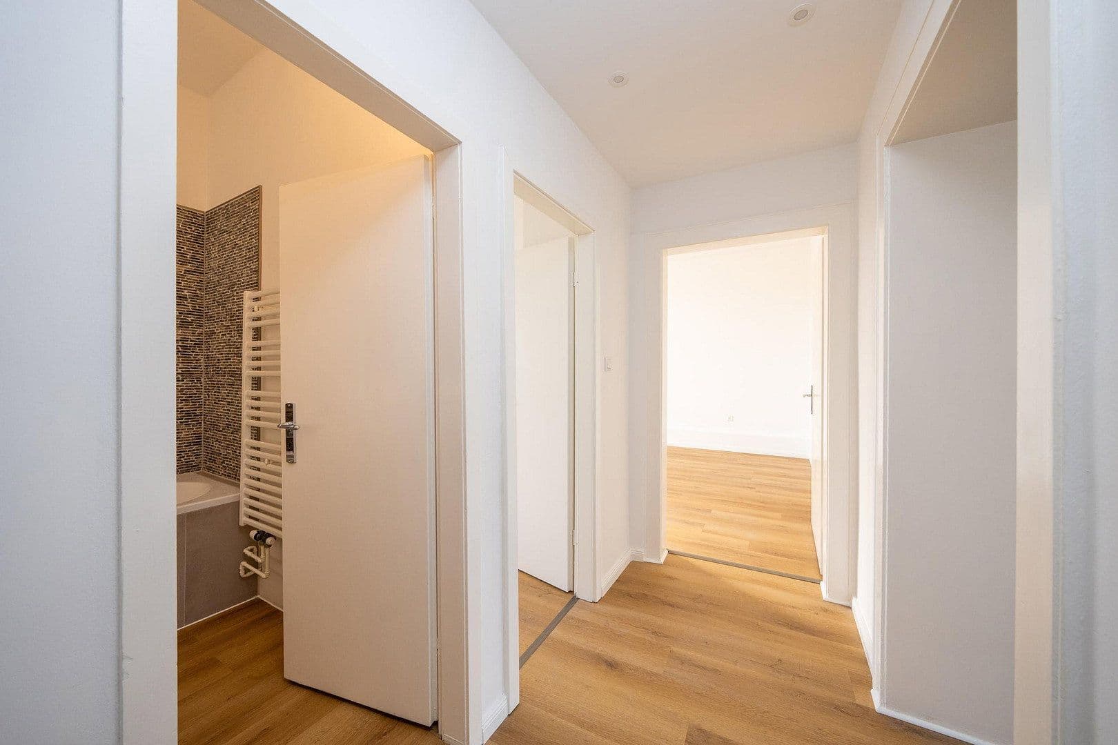 Prenájom bytu 3-izbový 71 m², Jungstraße 10, Wuppertal, Severné Porýnie - Westfálsko Prenájom bytu 3-izbový 71 m², Jungstraße 10, Wuppertal, Severné Porýnie - Westfálsko