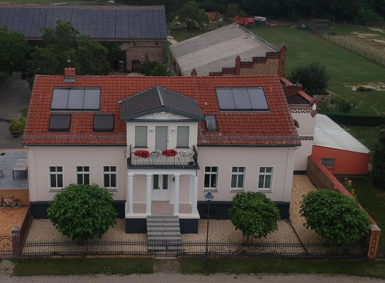 Predaj domu 303 m², pozemok 4.360 m², Stahnsdorf, Brandenbursko Predaj domu 303 m², pozemok 4.360 m², Stahnsdorf, Brandenbursko