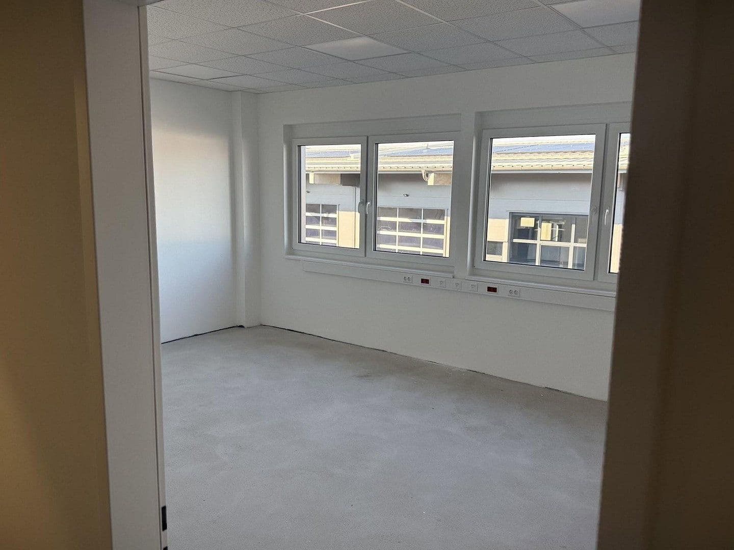 Prenájom nebytového priestoru 2.082 m², Gewerbepark B17 / II / Straße 3 / Objekt 11, Teesdorf, Dolné Rakúsko Prenájom nebytového priestoru 2.082 m², Gewerbepark B17 / II / Straße 3 / Objekt 11, Teesdorf, Dolné Rakúsko