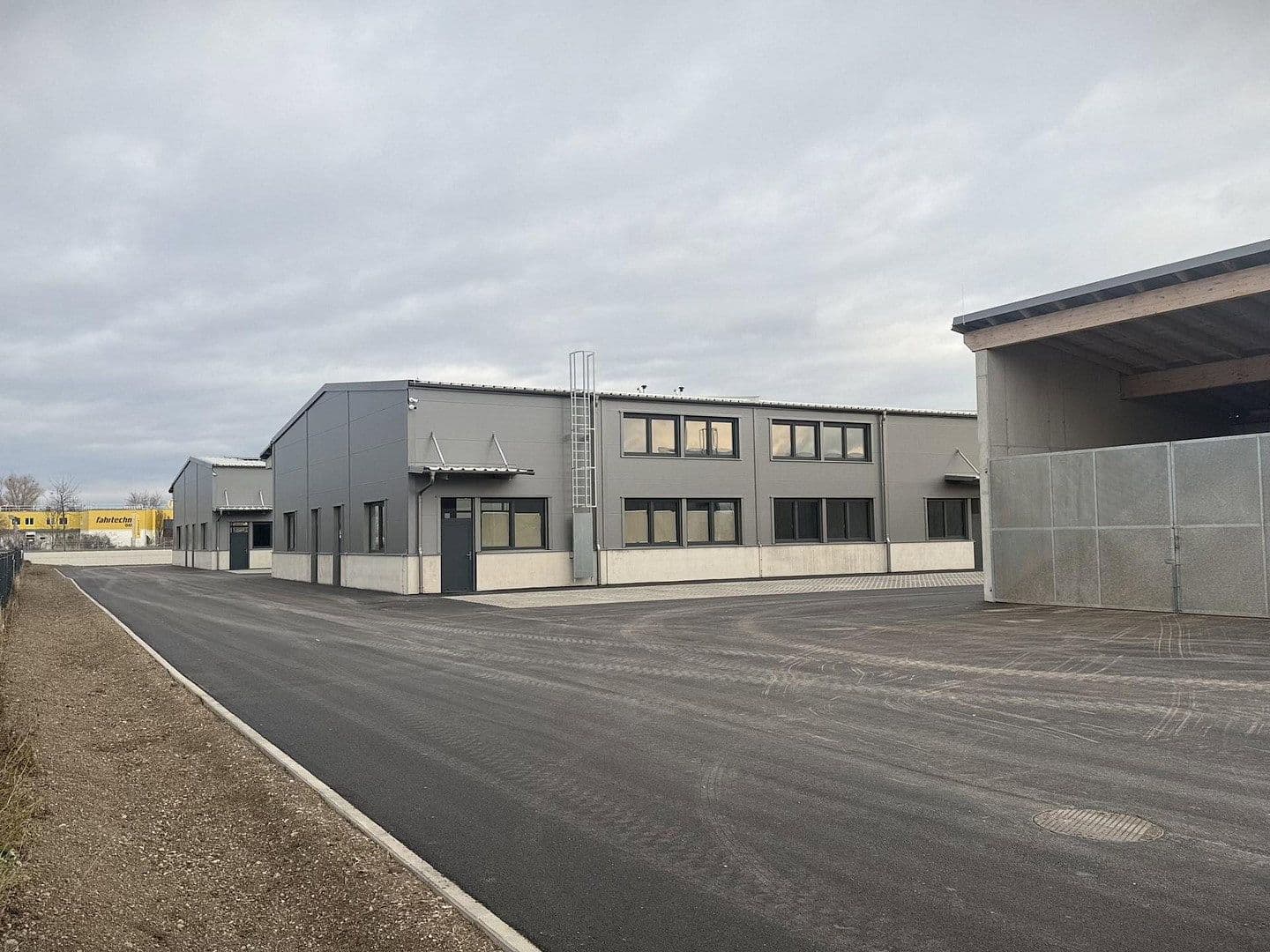 Prenájom nebytového priestoru 2.082 m², Gewerbepark B17 / II / Straße 3 / Objekt 11, Teesdorf, Dolné Rakúsko Prenájom nebytového priestoru 2.082 m², Gewerbepark B17 / II / Straße 3 / Objekt 11, Teesdorf, Dolné Rakúsko