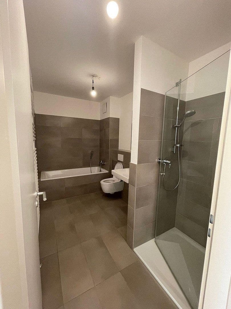Prenájom bytu 3-izbový 130 m², Köln, Severné Porýnie - Westfálsko Prenájom bytu 3-izbový 130 m², Köln, Severné Porýnie - Westfálsko