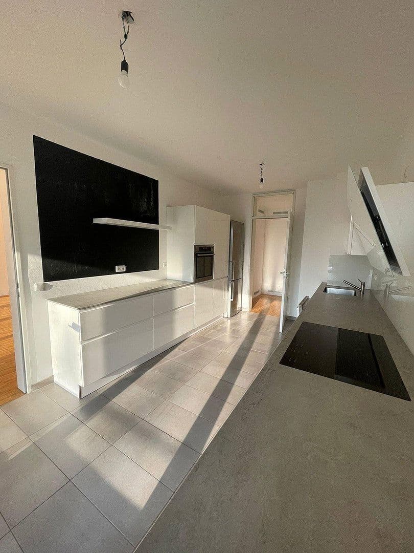 Prenájom bytu 3-izbový 130 m², Köln, Severné Porýnie - Westfálsko Prenájom bytu 3-izbový 130 m², Köln, Severné Porýnie - Westfálsko