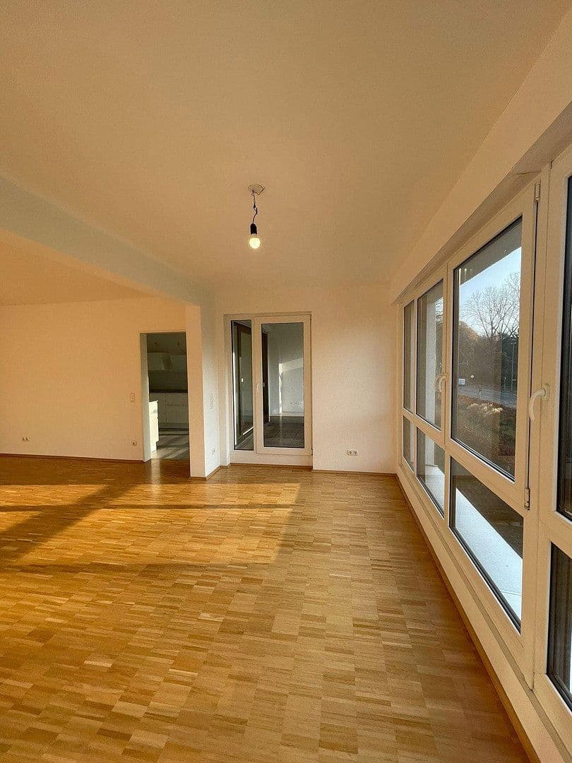 Prenájom bytu 3-izbový 130 m², Köln, Severné Porýnie - Westfálsko Prenájom bytu 3-izbový 130 m², Köln, Severné Porýnie - Westfálsko