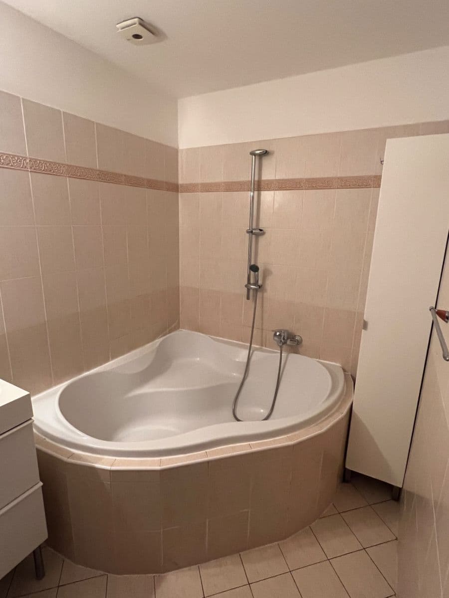 Prenájom bytu 3-izbový 77 m², Podvinný mlýn, Praha, Praha Prenájom bytu 3-izbový 77 m², Podvinný mlýn, Praha, Praha