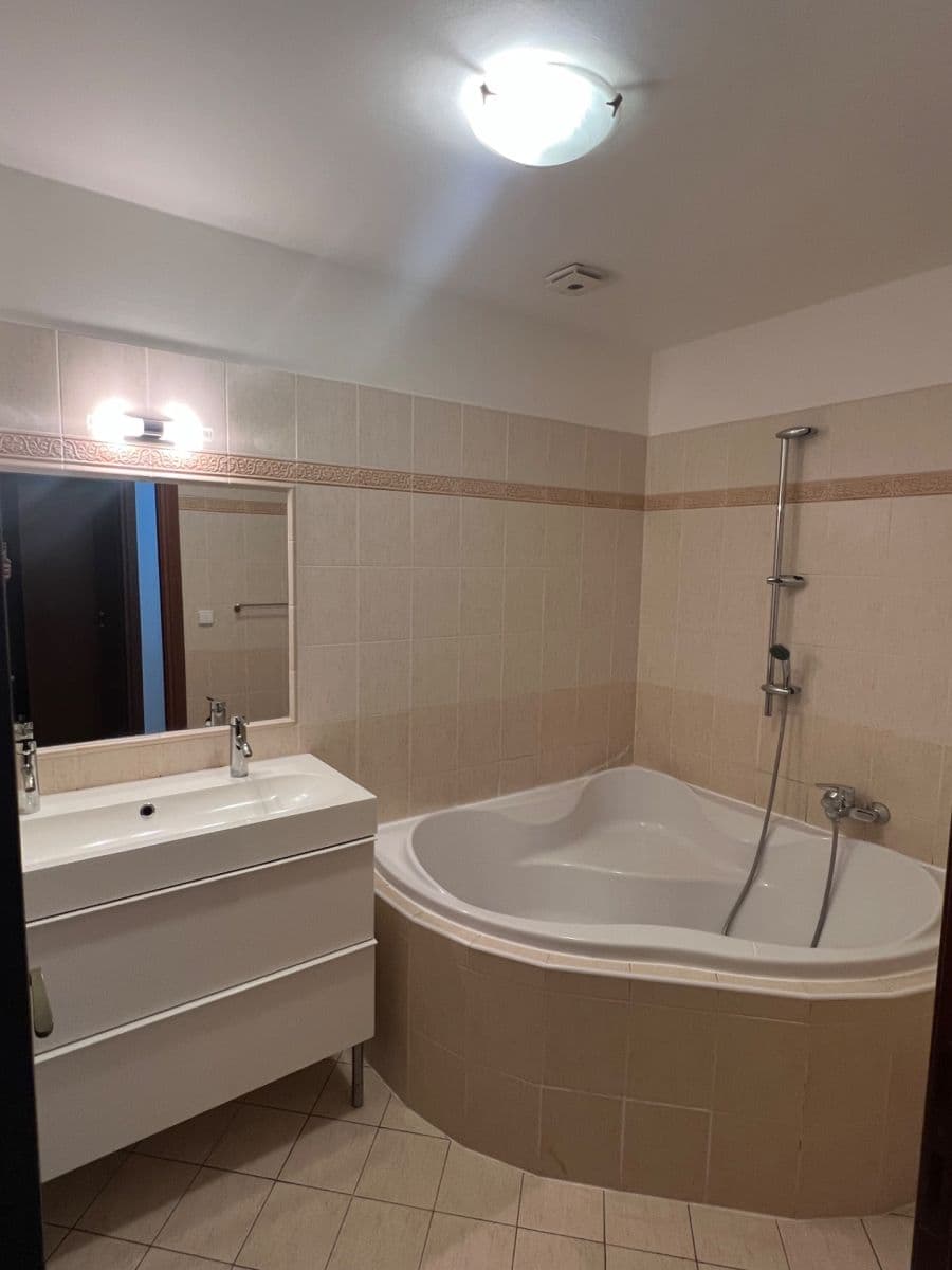 Prenájom bytu 3-izbový 77 m², Podvinný mlýn, Praha, Praha Prenájom bytu 3-izbový 77 m², Podvinný mlýn, Praha, Praha