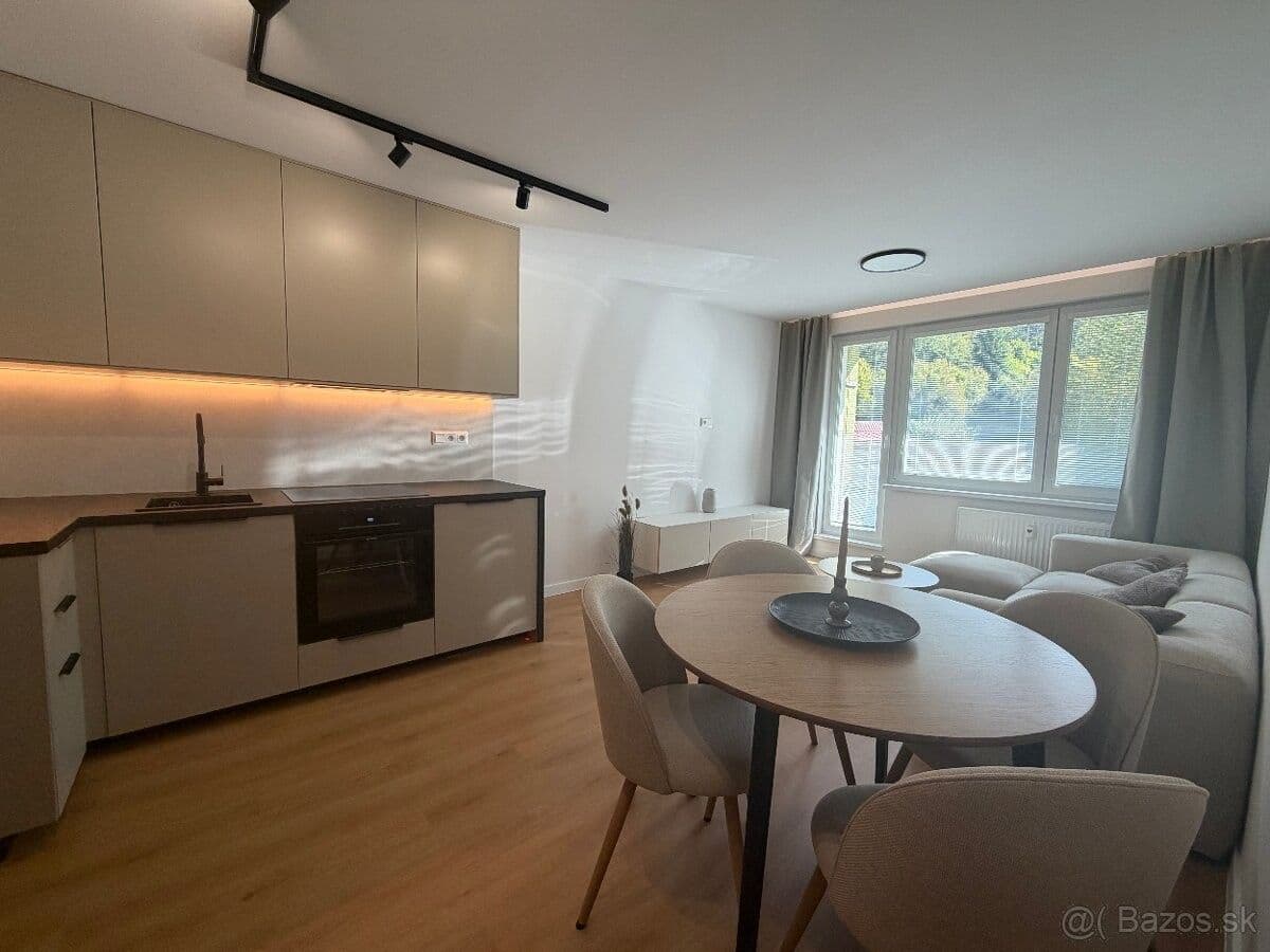 Predaj bytu 3-izbový 67 m², Lánska, Považská Bystrica, Trenčiansky kraj Predaj bytu 3-izbový 67 m², Lánska, Považská Bystrica, Trenčiansky kraj