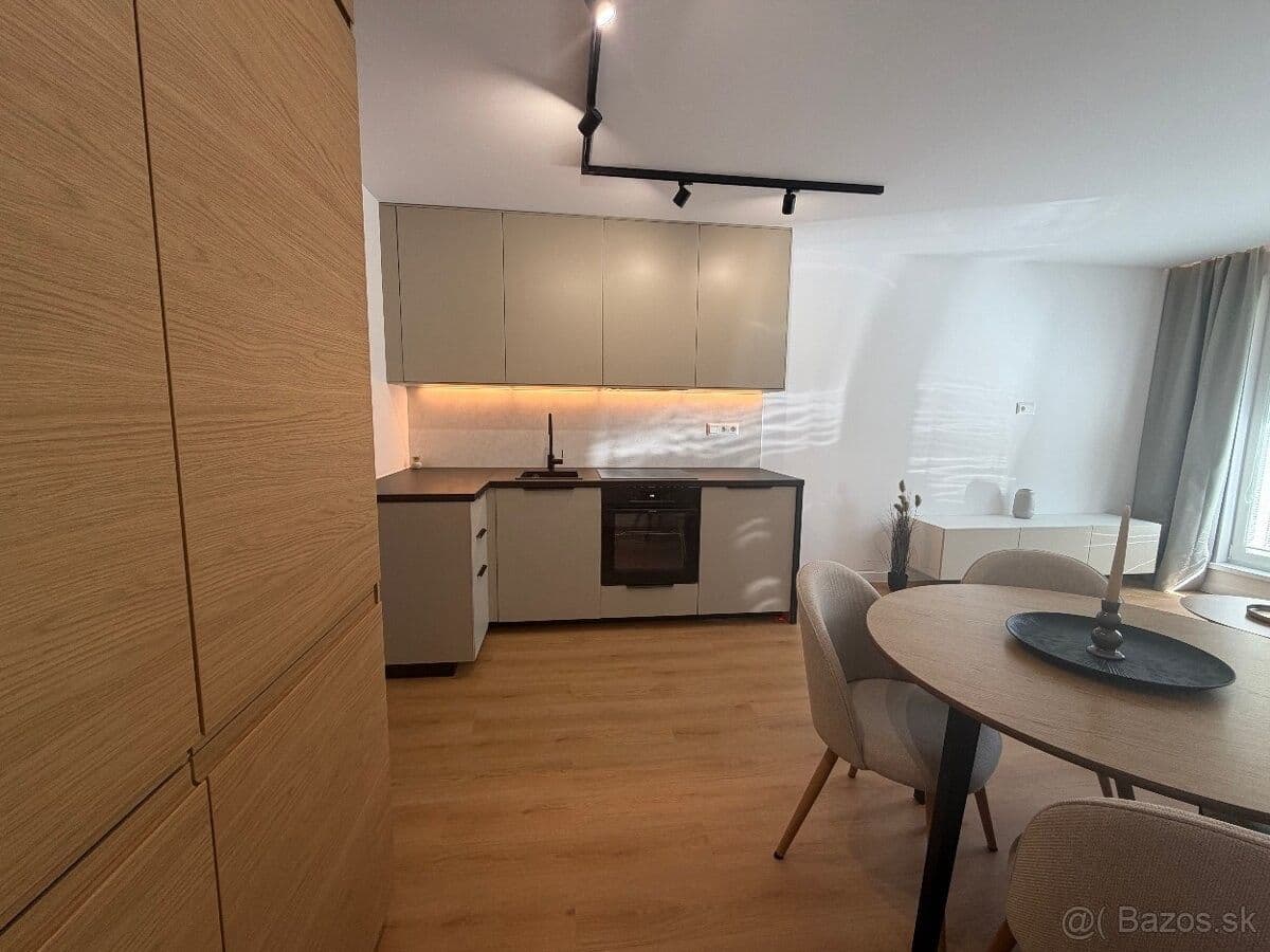 Predaj bytu 3-izbový 67 m², Lánska, Považská Bystrica, Trenčiansky kraj Predaj bytu 3-izbový 67 m², Lánska, Považská Bystrica, Trenčiansky kraj