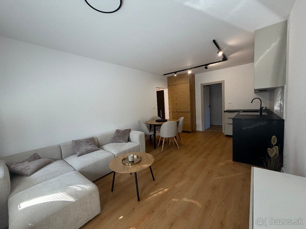 Predaj bytu 3-izbový 67 m², Lánska, Považská Bystrica, Trenčiansky kraj Predaj bytu 3-izbový 67 m², Lánska, Považská Bystrica, Trenčiansky kraj