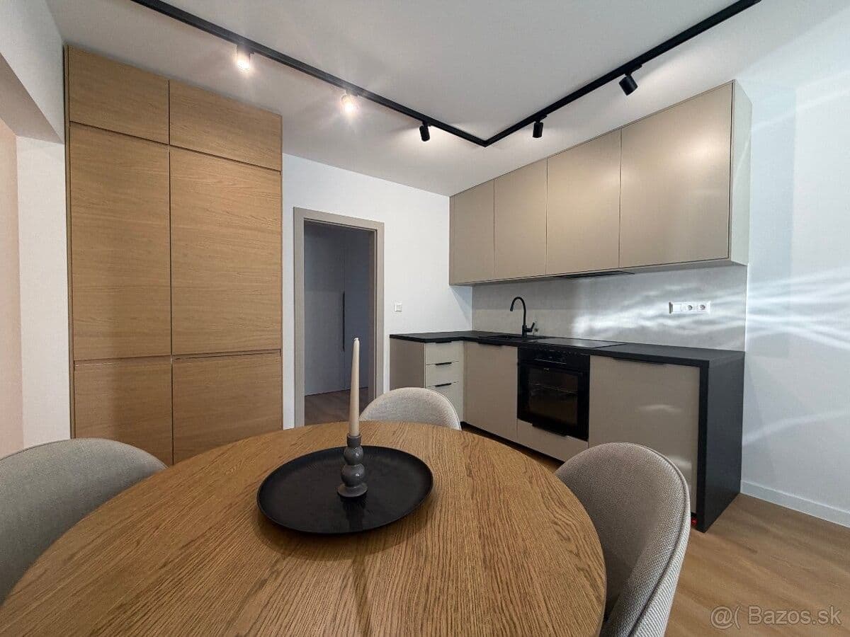 Predaj bytu 3-izbový 67 m², Lánska, Považská Bystrica, Trenčiansky kraj Predaj bytu 3-izbový 67 m², Lánska, Považská Bystrica, Trenčiansky kraj