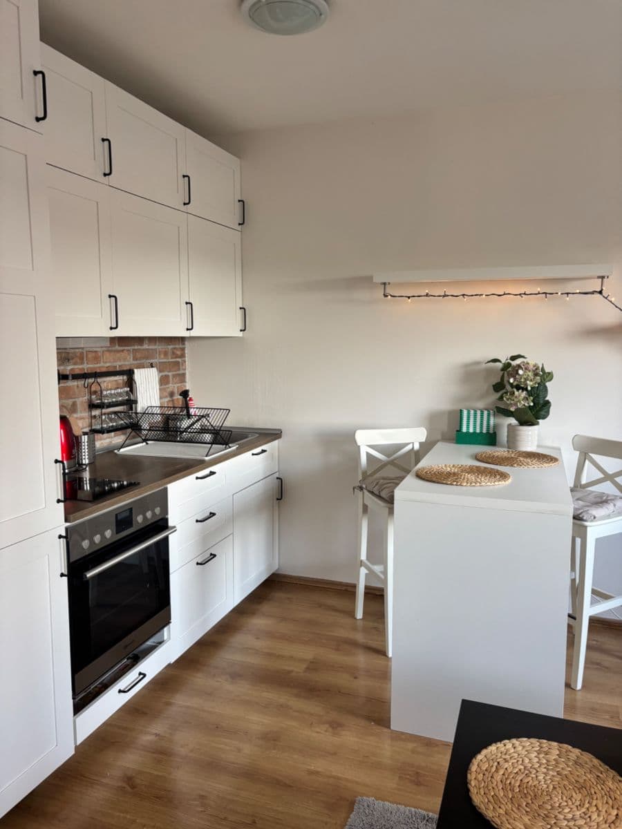 Prenájom bytu 1-izbový 35 m², Roztocká, Úholičky, Středočeský kraj Prenájom bytu 1-izbový 35 m², Roztocká, Úholičky, Středočeský kraj