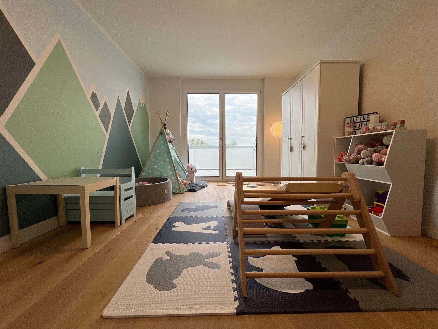 Prenájom bytu 6-izbový 205 m², Ziegeleistraße 11A, Buchen (Odenwald), Bádensko-Wurttembersko Prenájom bytu 6-izbový 205 m², Ziegeleistraße 11A, Buchen (Odenwald), Bádensko-Wurttembersko