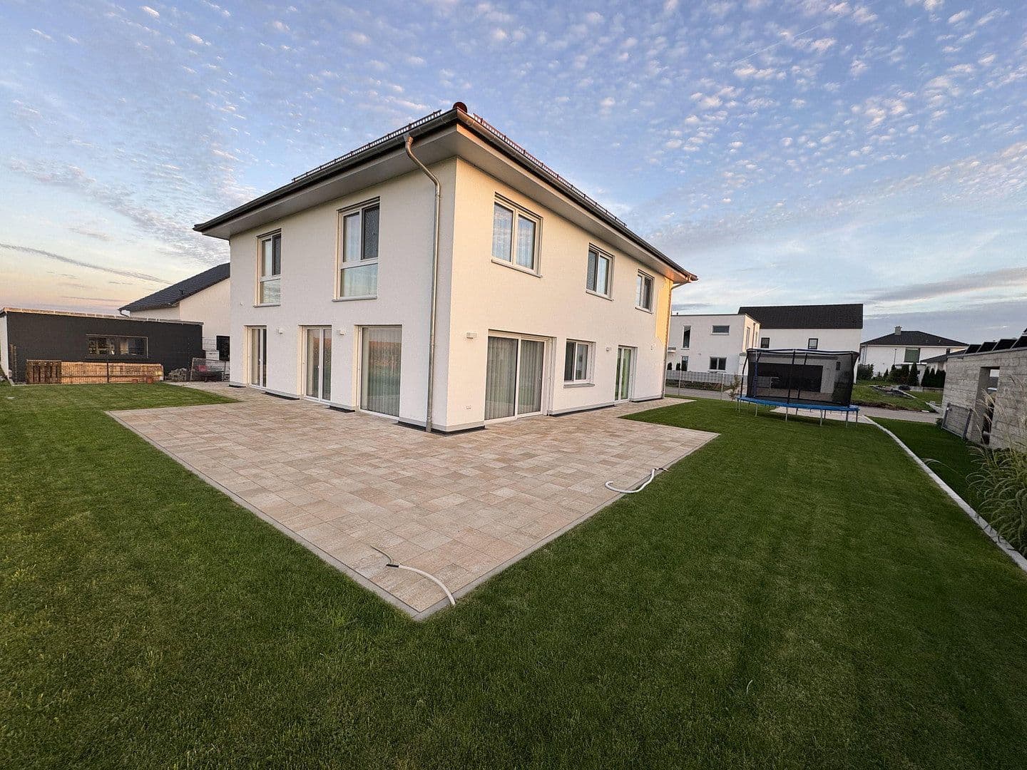 Predaj domu 227 m², pozemok 639 m², Laupheim, Bádensko-Wurttembersko Predaj domu 227 m², pozemok 639 m², Laupheim, Bádensko-Wurttembersko