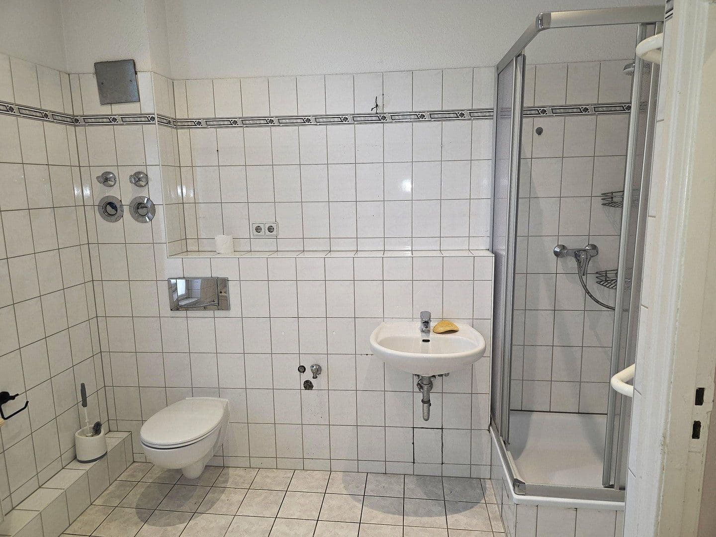 Prenájom bytu 4-izbový 130 m², Treskowallee 97, Berlin, Berlín Prenájom bytu 4-izbový 130 m², Treskowallee 97, Berlin, Berlín